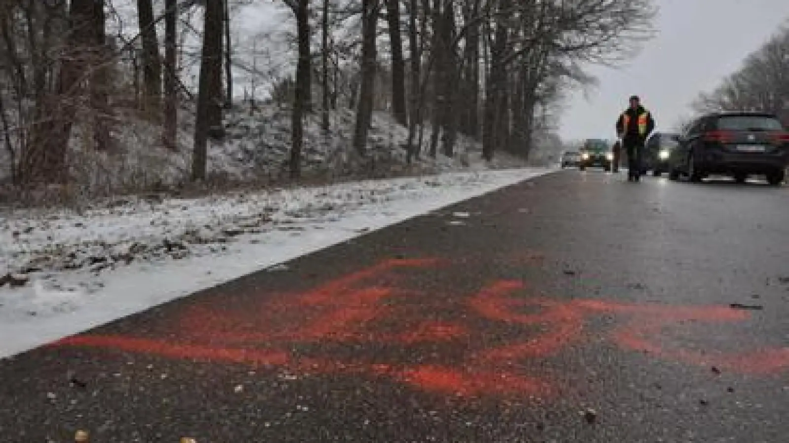 Rote Markierungen   am Rand der alten B 300 lassen erahnen, wo sich am Freitagmorgen der Unfall ereignet hatte, bei dem ein 65-jähriger Schrobenhausener ums Leben kam. 	Foto: Jürgen Spindler (Foto: Jürgen Spindler)