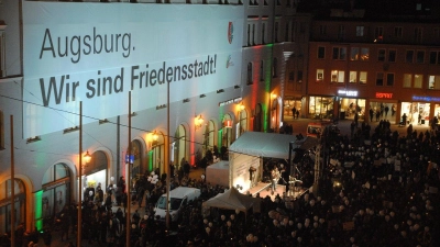 Als Frauke Petry 2016 im Augsburger Rathaus sprach, protestierten rund 3500 Menschen auf dem Rathausplatz. Zum Bundesparteitag der AfD sind ebenfalls mehrere Kundgebungen angekündigt. (Foto: Archiv)