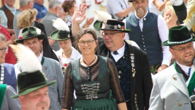 <b>Landtagspräsidentin Ilse Aigner</b> gehörte zu den Zugteilnehmern. Direkt hinter ihr Rudi Dietz aus der Gauvorstandschaft.  (Foto: Wilhelm Wagner)