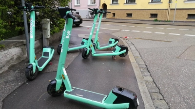 Wild abgestellte E-Scooter sorgen bislang für Unmut. Ein neues Abstellflächenkonzept für die Innenstadt soll nun Abhilfe schaffen.  (Foto: Maximilian Tauch)