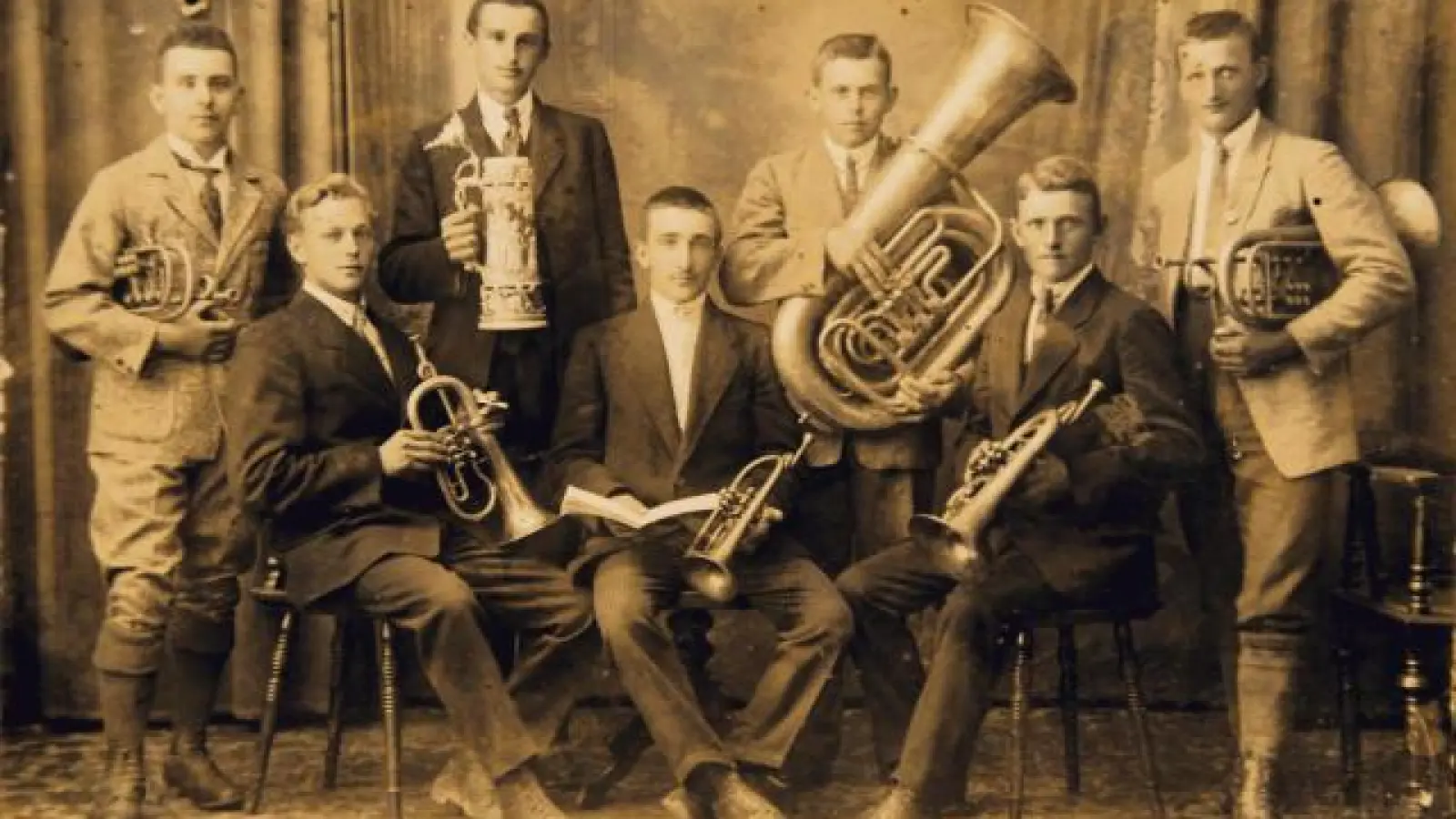 1926 gründete der damalige Ortspfarrer   und Ehrenbürger, Dekan Alois Böhm, die erste Musikgruppe in Todtenweis.