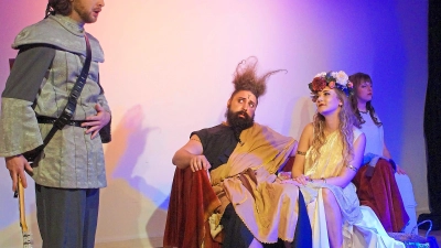 Orpheus (links, Fabian Osterloh) bittet den Herrscher der Unterwelt, Hades (Simon Bunk), und dessen Frau Persephone (Anna Singer) darum, seine geliebte Eurydike freizugeben.  (Foto: Heidrun Budke)