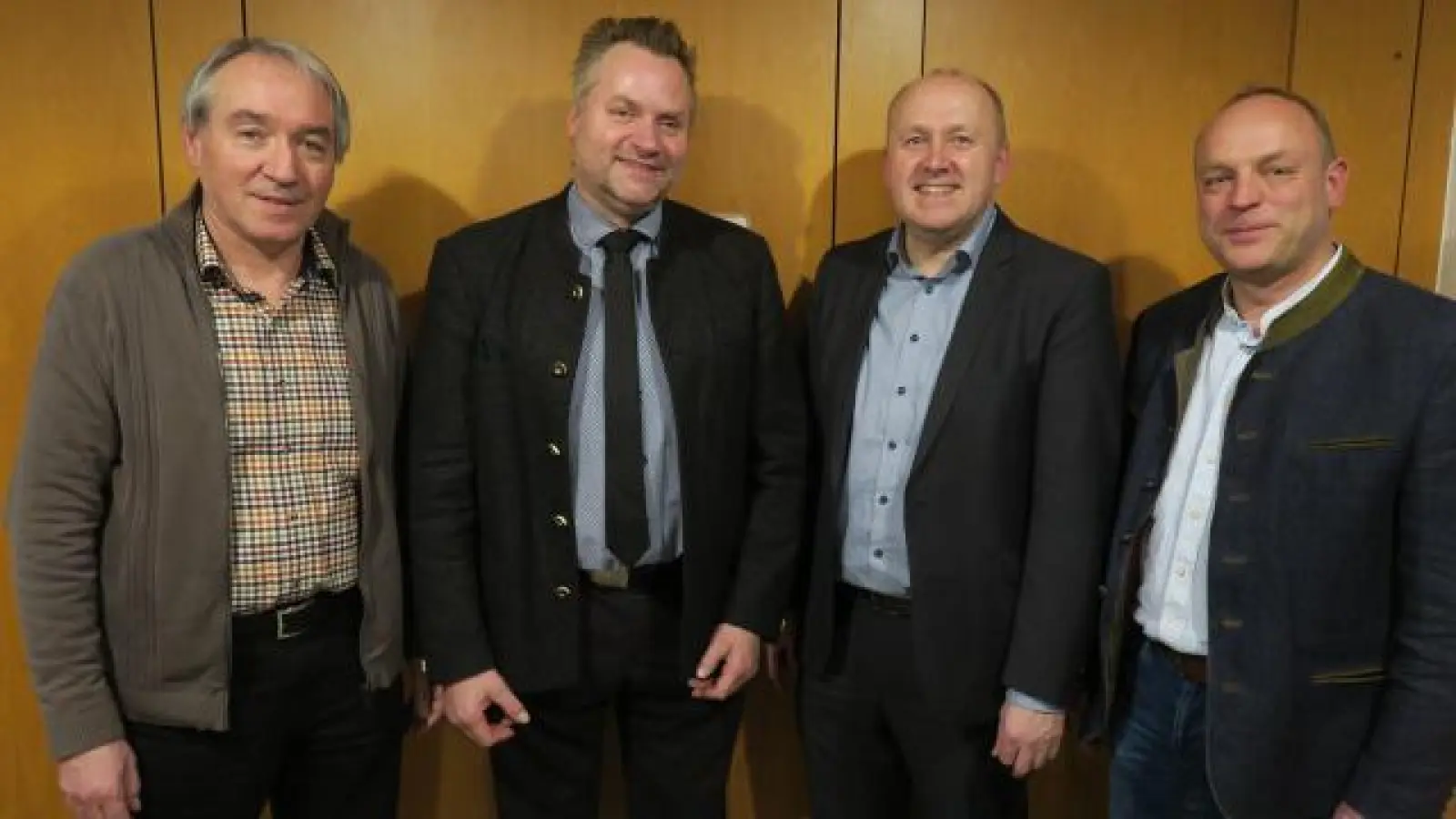 Zur Nominierung   gratulierten Markus Hertlein (zweiter von rechts; von links): Werner Kerzel (WGHT), Peter Schadl (CSU Tandern) und Hubert Oberhauser (CSU Hilgertshausen). 	Foto: Josef Ostermair (Foto: Josef Ostermair)