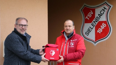 <b>Sielenbachs Bürgermeister Heinz Geiling</b> (links) übergab im Dezember 2021 bereits einen Defibrillator an den Geschäftsführer des TSV Sielenbach, Holger Blaufuß.  (Archivfoto: Alice Lauria)
