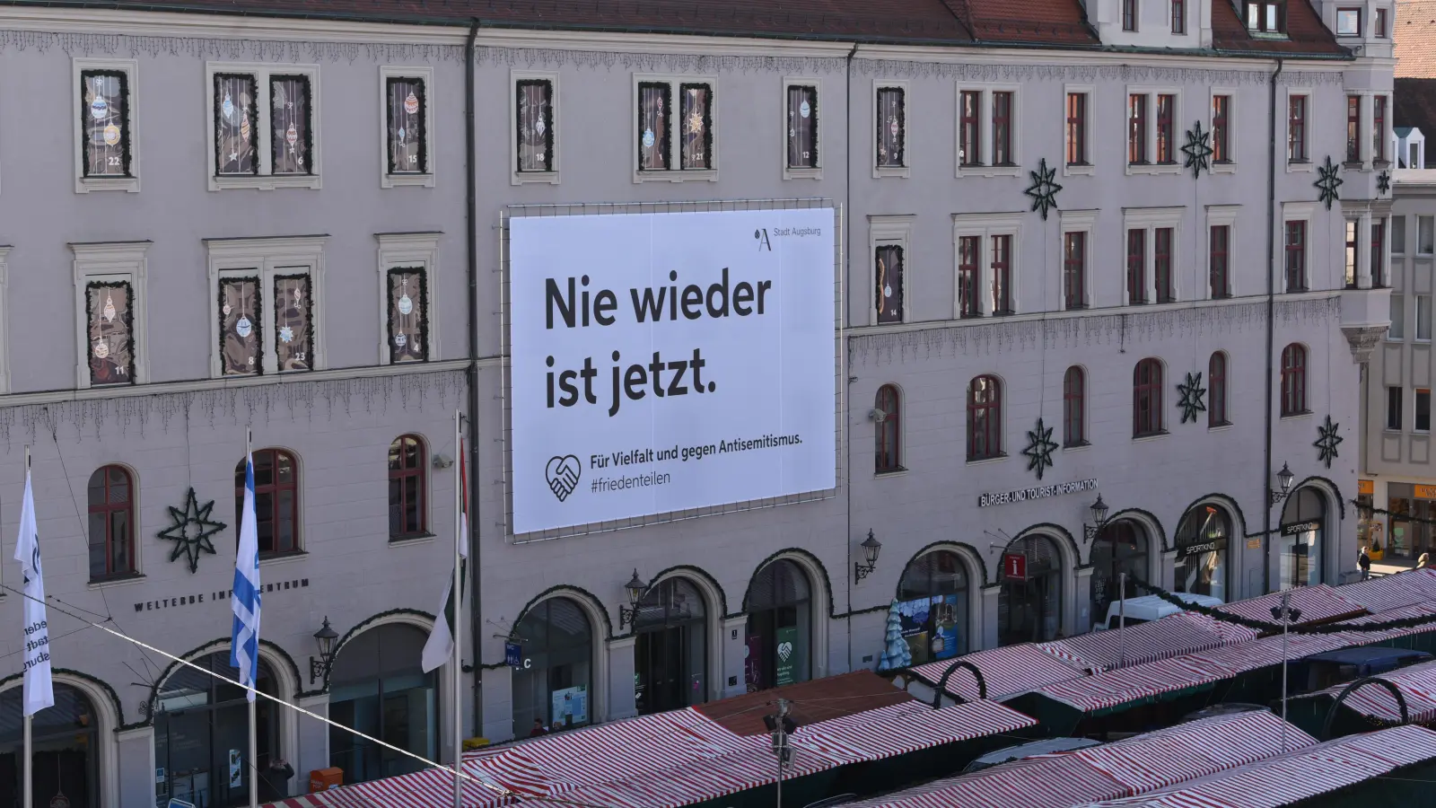 Das Banner „Nie wieder ist jetzt. Für Vielfalt und gegen Antisemitismus“ ist nun am Verwaltungsgebäude am Rathausplatz angebracht. (Foto: Ruth Plössel/Stadt Augsburg)