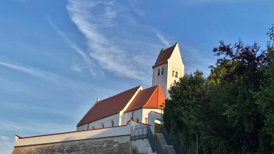 <b>Die restaurierte Kirche</b> St. Georg auf dem Kirchberg in Hebertshausen und die unterhalb gelegene moderne Kirche zum Allerheiligsten Welterlöser sind am Tag des offenen Denkmals geöffnet. (Foto: Landratsamt Dachau, Veronika Plajer)