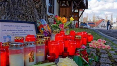 Kerzen im Ortskern von Waidhofen   erinnern an das tragische Unglück während des Faschingsumzuges, bei dem eine 24-jährige Frau aus Aresing von einem Motivwagen überrollt wurde und dabei ums Leben kam. 	Foto: M. Schalk (Foto: M. Schalk)