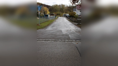 Im Schiltberger Ortsteil Gundertshausen stehen nötige Kanalbaumaßnahmen an. Unter anderem ist der Mischwasserkanal im Mühlweg komplett zu erneuern.  (Foto: Xaver Ostermayr)
