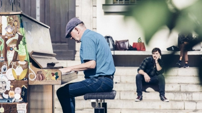 Im Zuge des internationalen Kulturprojekts „Play Me, I&#39;m Yours” sind Passanten eingeladen, auf öffentlichen Klavieren zu spielen. In Augsburg findet die Aktion zum siebten Mal statt. (Foto: Stefan Mayr)