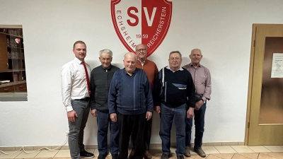 <b>Für 65-jährige Mitgliedschaft</b> zeichnete Vorsitzender Daniel Sturm (von links) Josef Graf, Josef Gietl, Werner Wernhard, Johann Stadler und Andreas Wenninger aus.  (Foto: SVE)
