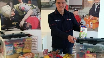 Michael Rosner,   Kreisbeauftragter des Malteser Hilfsdiensts, packt ein Lebensmittelpaket. 	Foto: Malteser (Foto: Malteser)