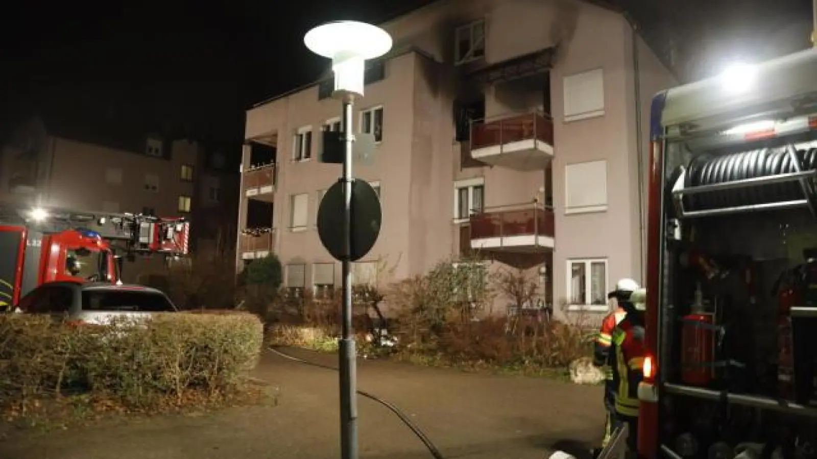Die Wohnung   im zweiten Stock im St-Helena-Weg brannte am Samstagabend. Drei Bewohner und ein Feuerwehrmann wurden verletzt. 	Fotos: Christoph Bruder (Fotos: Christoph Bruder)