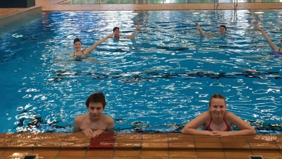 Sie dürfen endlich wieder im Wasser trainieren: im Hintergrund die Synchronschwimmerinnen des SB Delphin Augsburg;	vorne (von links) Johannes Weinberg, Jonas Schneider, Franziska Kolb und Hannah Söllner (Foto: Tanja Kolb)