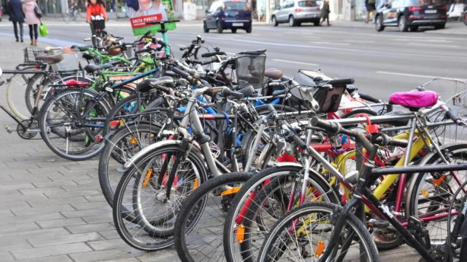 Mehr Sicherheit   und mehr Platz für Fahrradfahrer wünschen sich die Organisatoren eines Bürgerbegehrens, das Augsburg endlich zur versprochenen „Fahrradstadt” machen soll.	Foto: Nana Asante (Foto: Nana Asante)