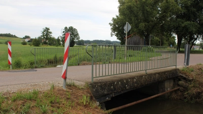<b>Die Brücke über die Ecknach</b> beim Sielenbacher Ortsteil Schafhausen wird neu gebaut. Das neue Bauwerk wird breiter und erhält einen Geh- und Radweg.  (Foto: Berndt Herrmann)