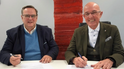 <b>Klinik-Geschäftsführer Hubert Mayer</b> (links) geht in die Verlängerung: Zusammen mit Landrats Klaus Metzger wurde der neue Vertrag unterzeichnet.  (Foto: Wolfgang Müller/LRA)