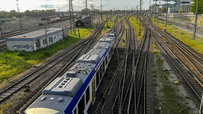 Hintergrund sind Bauarbeiten der Deutschen Bahn an den Gleisen. Der Streckenbetreiber BRB setzt Busse ein. (Symbolfoto: mjt)