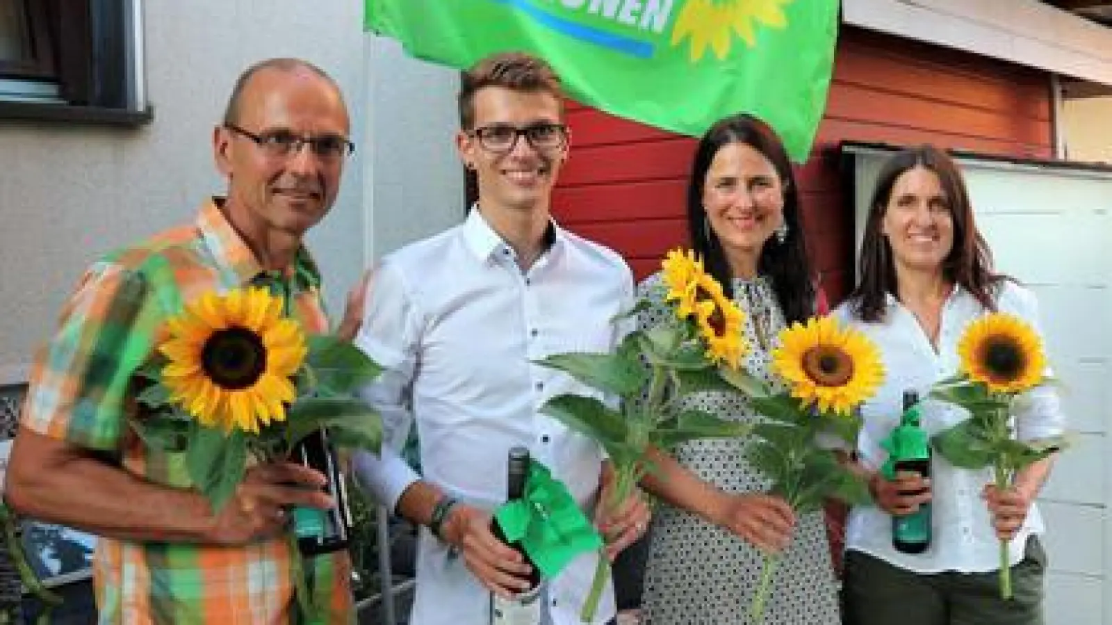 Vorsitzende   des neuen Ortsverbands Aindling sind Stefan Lindauer (Zweiter von links) und Carolin Seidl (rechts), Schriftführer ist Michael Wintermayr (links). Zur Gründung des Ortsverbands kam die Landtagsabgeordnete Christina Haubrich.