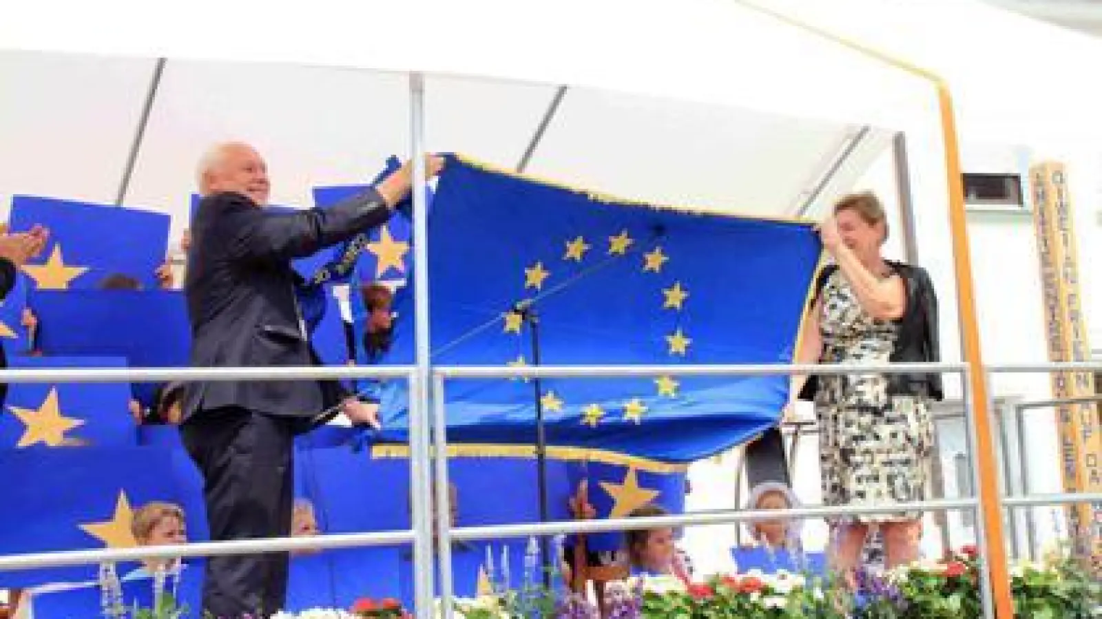 Der Höhepunkt des Tages   war die Übergabe der Europafahne durch Edeltraud Gatterer an Bürgermeister Franz Schindele.	Fotos: Willi Wagner (Fotos: Willi Wagner)