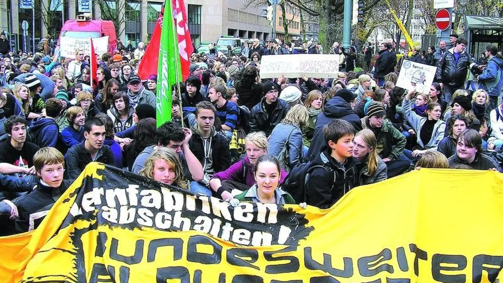 &lt;p&gt;  &lt;x_bildunterschr&gt;  &lt;b&gt;Lernfabriken abschalten:  &lt;/b&gt;In Augsburg gingen gestern 1000 Studenten und Schüler auf die Straße, um gegen die Missstände im Bildungswesen zu demonstrieren. Am Königsplatz bildeten sie für kurze Zeit eine Sitzblockade, die die Busse und Straßenbahnen am Wegfahren hinderten. Insgesamt verlief die Demonstration friedlich. &lt;tab/&gt;Foto: Liebmann &lt;/x_bildunterschr&gt;  &lt;/p&gt;