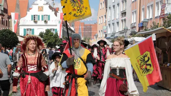 Durch Aichach ziehen wieder die Ritter. Im September werden in der Paartstadt die „Mittelalterlichen Markttage” gefeiert. Zehntausende Besucher kamen dazu letztmals 2018. (Foto: Erich Hoffmann)