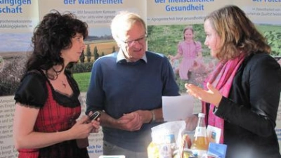 Am Tag der Regionen  war auch die Solidargemeinschaft Dachauer Land mit der Vorsitzenden Michaela Steiner (links) vertreten, die sich für gentechnikfreie Nahrungsmittel engagiert.	Foto: Franz Hofner (Foto: Franz Hofner)