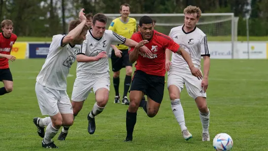 Nicht mehr aufhalten lassen wollen sich Dominic Robinson (Mitte) und der TSV Aindling im Titelrennen der Bezirksliga. (Foto: Siegfried Kerpf)