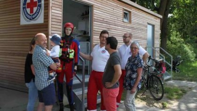 Im Sommer   ist an einem Badesee der Neoprenanzug nicht erforderlich. Wie ein komplett ausgestatteter Rettungsschwimmer aussieht, erläuterten Thomas Steidl und der stellvertretende Vorsitzende Florian Kammermayer den Gästen.