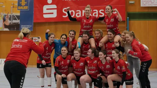 Handballerinnen feiern den Sieg gegen Günzburg 2 und den 18. Geburtstag von Antonia Rappel (oben rechts) (Foto: Siegfried Kerpf)