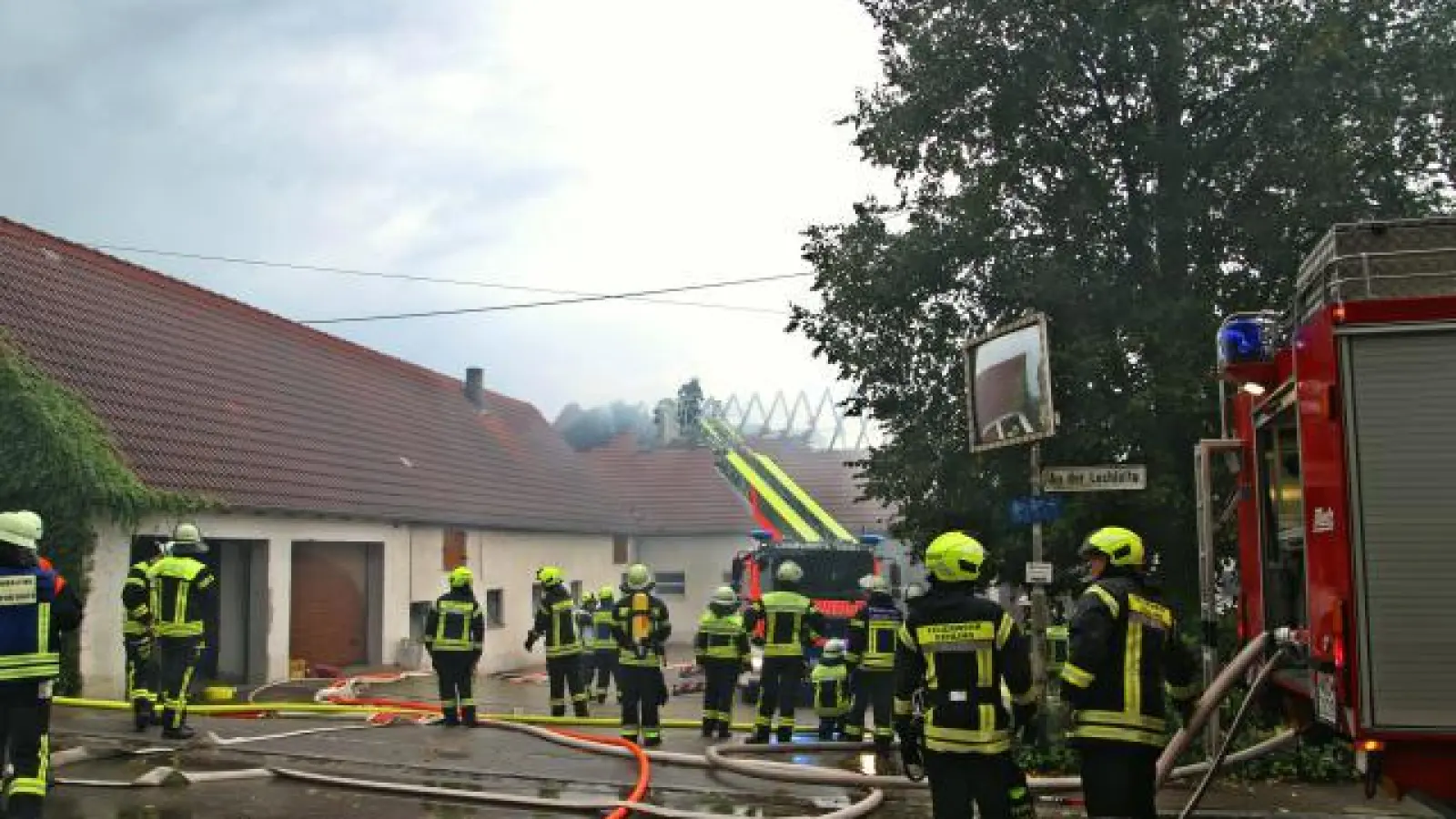 Rund 120 Feuerwehrler   waren gestern Nachmittag in Unterach im Einsatz. Der Dachstuhl eines Schweinestalls stand in Flammen. 	Foto: Erich Hoffmann (Foto: Erich Hoffmann)