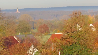 Die Gehölzer präsentieren sich derzeit von ihrer schönsten Seite. Die morgendliche Sonne lässt überall die Bäume und Sträucher in kräftigen Herbstfarben erscheinen. An der Brücke über der B300 in Kühbach war kürzlich dieser herrliche Blick zur Wallfahrtskirche nach Inchenhofen geboten. (Foto: Helene Monzer)