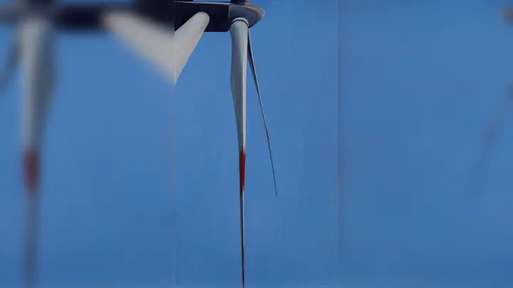 <b>Ästhetik der Energiewende:</b> Der &quot;Windmesser&quot; von Regine Herzog. (Foto: Uwe Moosburger)