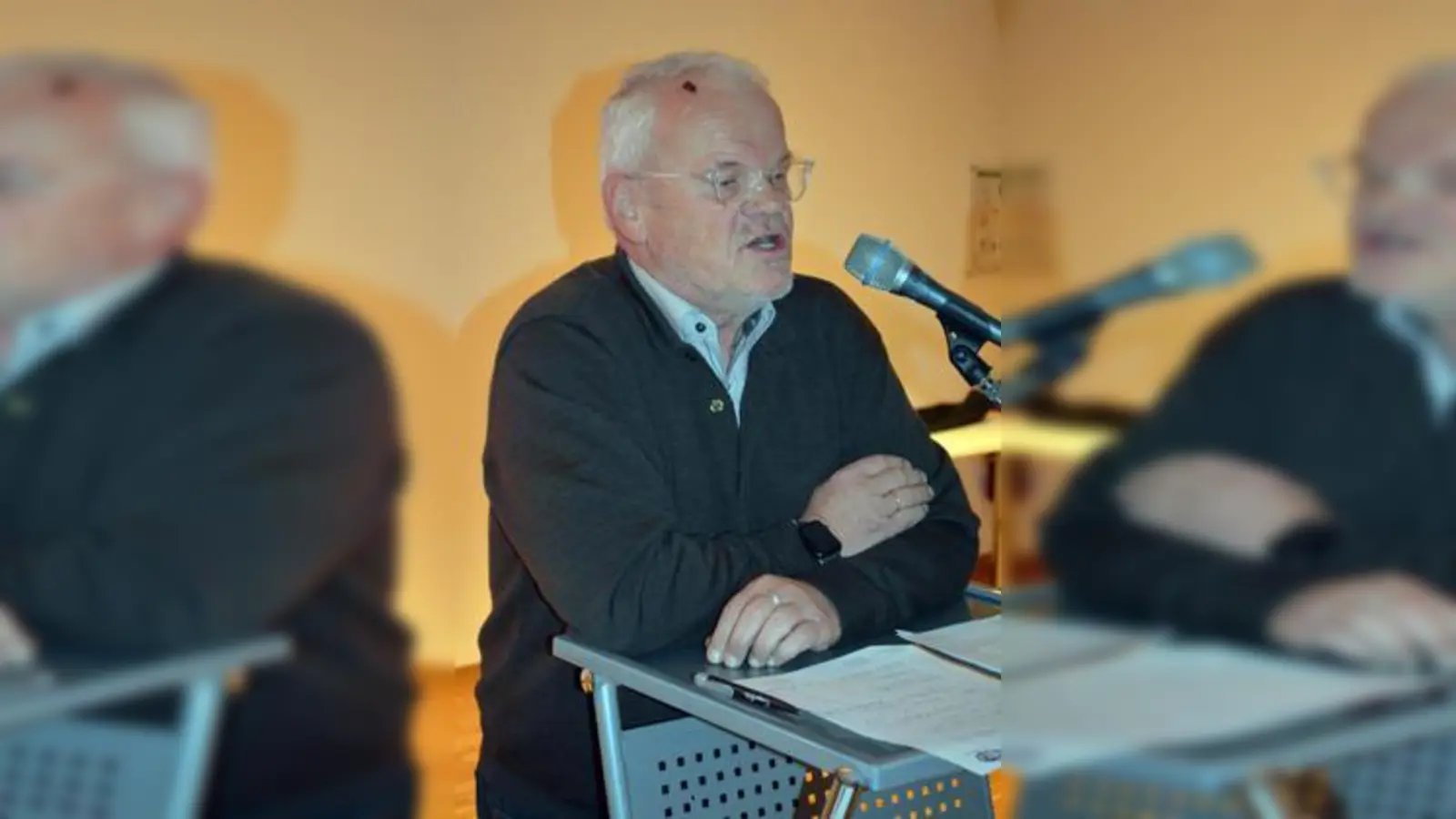 „Wir sind stinksauer”,   schimpft Fritz Schwarzbaecker, Vorsitzender des Vereins „Kennen und Verstehen”.