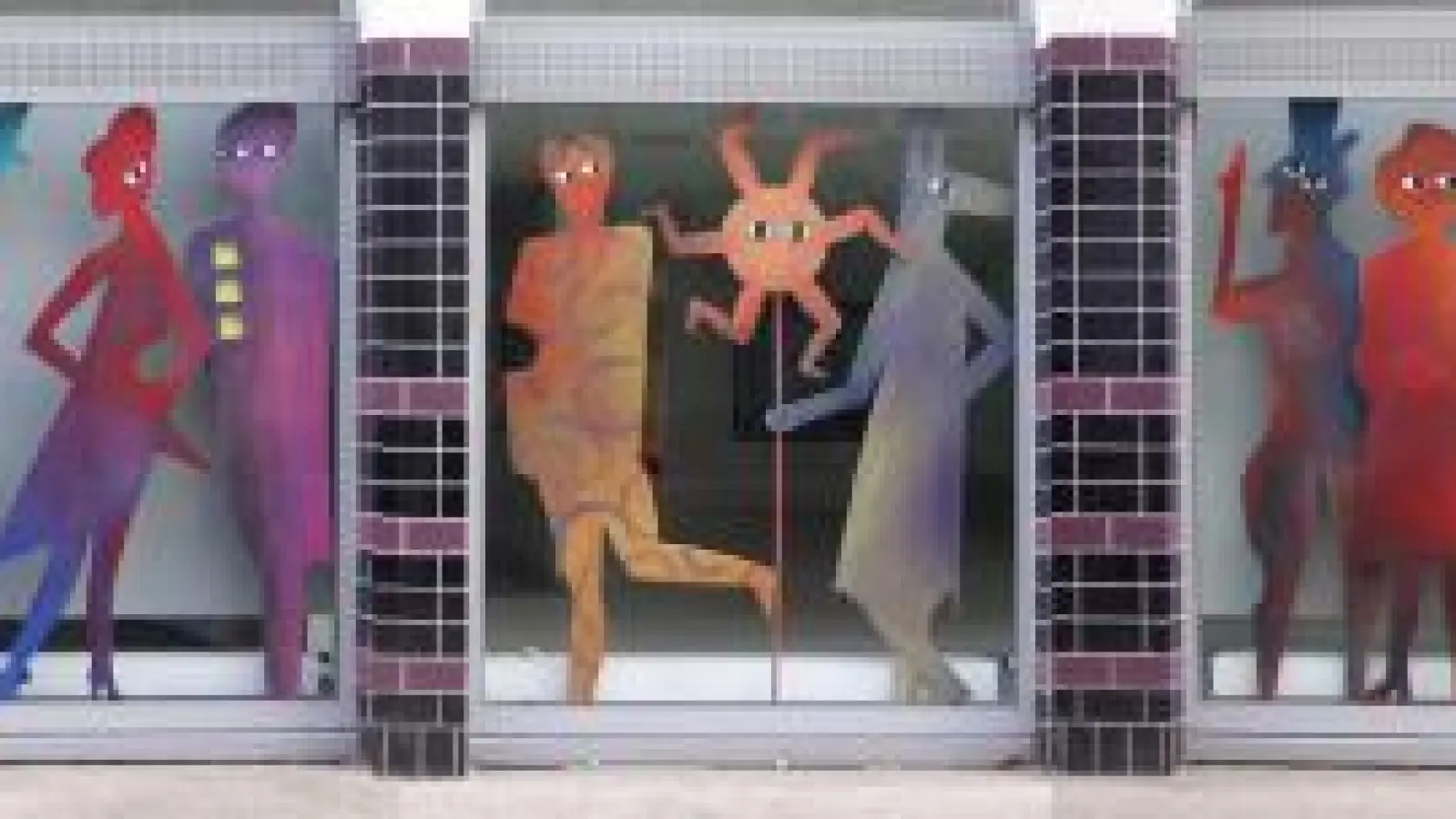 Die Schaufensterfront   eines ehemaligen Möbelgeschäfts schmücken nun bunte Figuren, angelehnt an Wolfgang Lettls Kunstwerke.	Fotos: Florian Lettl (Fotos: Florian Lettl)
