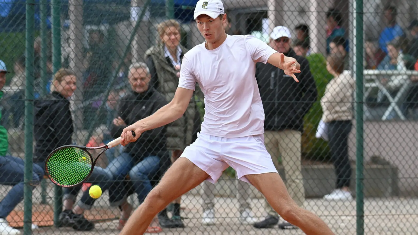 <b>Der Aichacher Tennisspieler</b> Alexander Leischner gewinnt durch einen Zweisatz-Endspielerfolg erstmals die Donaumoos Open. (Foto: Manfred Schalk)