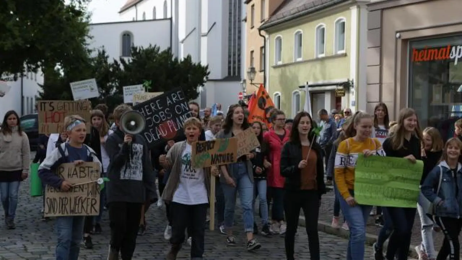 Über 150 Leute demonstrierten   am Freitag in Aichach für die schnellere Umsetzung der UN-Klimaziele in Deutschland. 	Fotos: Bastian Brummer (Fotos: Bastian Brummer)