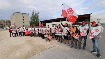 <b>Die Streikenden</b> der IG Bau fordern – wie hier in Ecknach bei Züblin Timber – 500 Euro mehr Lohn im Monat. (Foto: Erich Hoffmann)