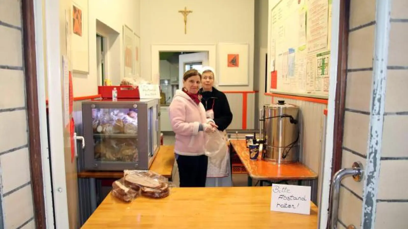 Elisabeth Wichert vom SKM-Augsburg   und Schwester Stephanie Schenk von den Barmherzigen Schwestern (OSVP) geben die Lebensmittel an die Klienten des SKM aus.	    	Foto: Caritas Augsburg/Bernhard Gattner. (Foto: Caritas Augsburg/Bernhard Gattner.)