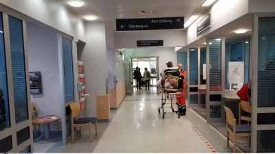 Die Zentrale Notaufnahme am Klinikum Augsburg: Ein Problem, mit dem die meisten Notaufnahmen zu kämpfen haben, ist das sogenannte „Overcrowding“, die gefährliche Überfüllung. (Foto: teutopress, imago)