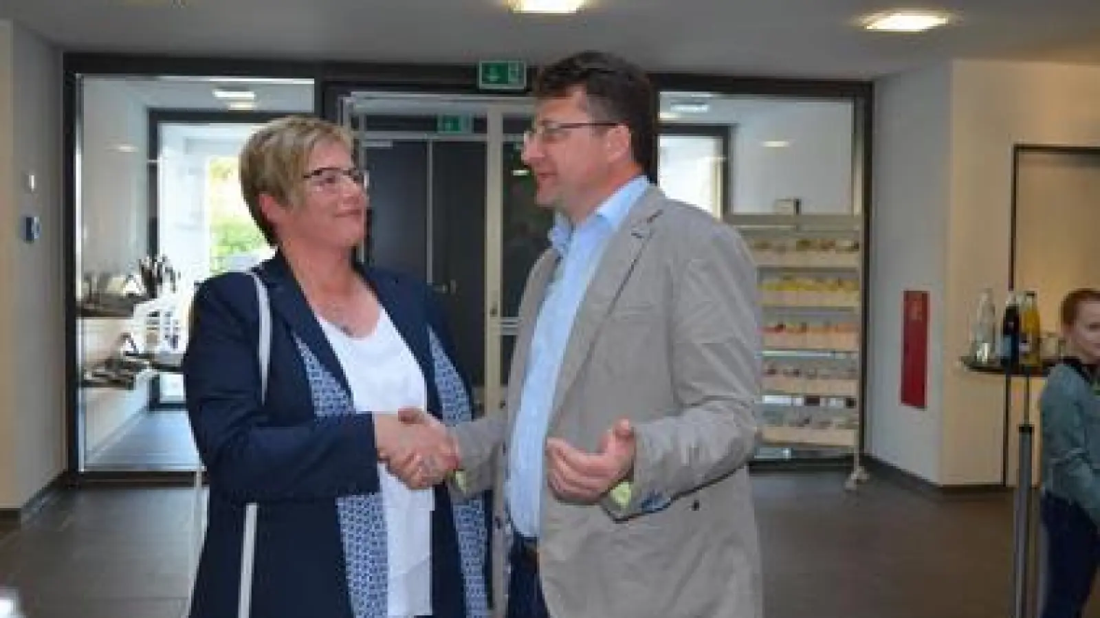 Dietrich Binder   ist neuer Bürgermeister von Petersdorf. Seine Konkurrentin Angelika Pest gratulierte ihm. Die beiden sind sich einig, einen fairen „Wahlkampf” geführt zu haben. Beide wollten keinen „Machtkampf der Ortsteile”, wie Binder sagte.