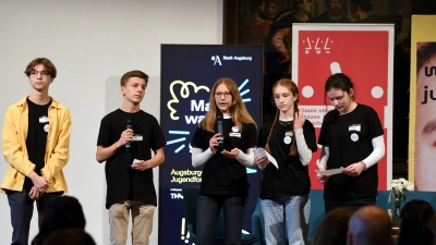 Jugendliche aus Augsburg tragen beim zweiten Augsburger Jugendforum ihre Wünsche und Forderungen für Verbesserungen und Veränderungen im Stadtleben vor. (Foto: Ruth Plössel / Stadt Augsburg)