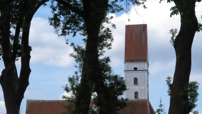 <b>Die Filialkirche St. Laurentius und St. Stephanus</b> in Paar kann mit diesem Blick von der Weiherholzstraße aus betrachtet werden. Die Kirche zählt zu den bedeutendsten Werken der Nachgotik in Bayern. (Foto: Helene Monzer)