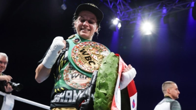 Grenzenlose Freude: Tina Rupprecht mit dem WBC-Gürtel im Atomgewicht. (Foto: IMAGO/Torsten Helmke)