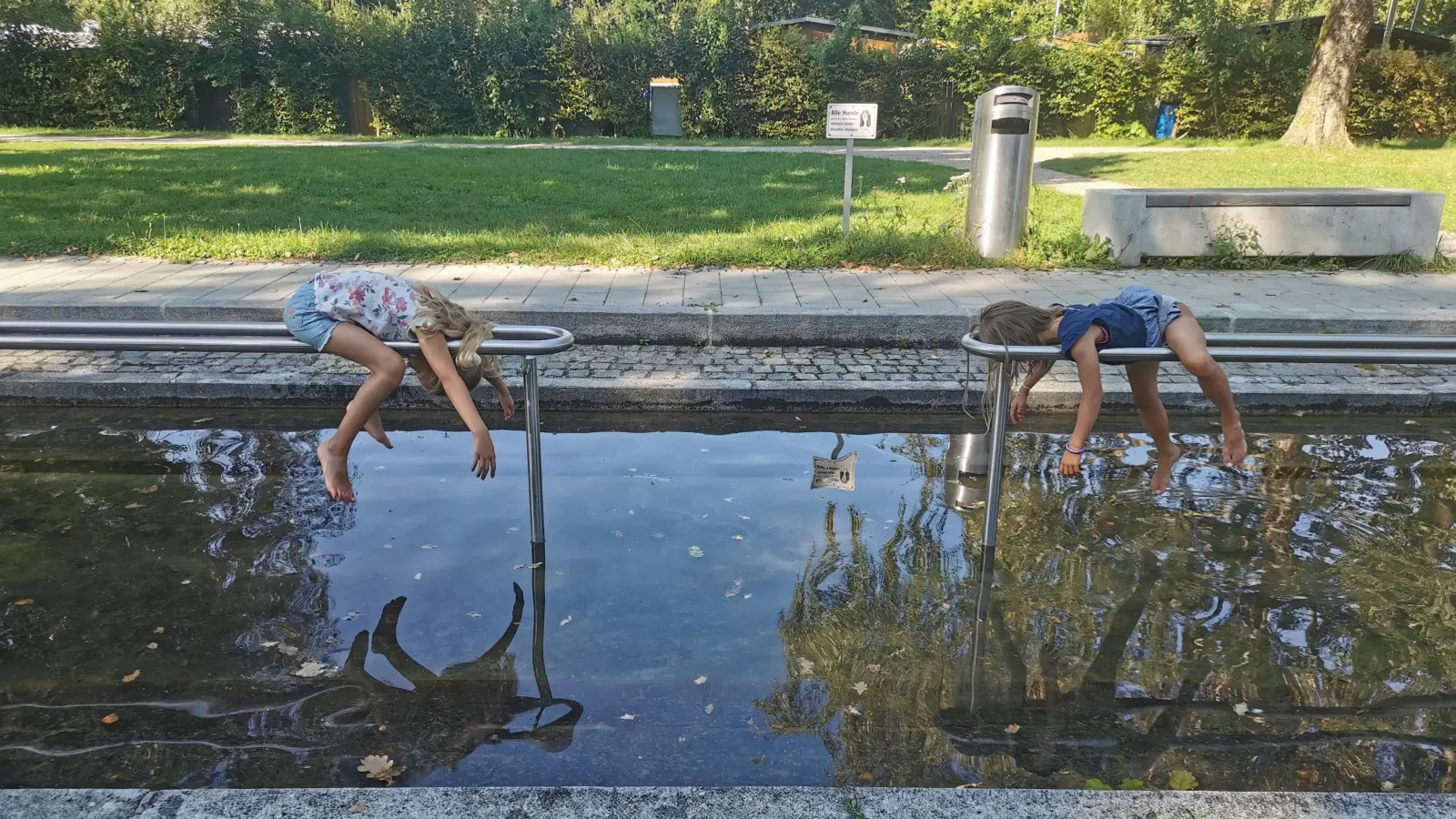 Nochmal richtig Abhängen, bevor die Schule losgeht. Die beiden genießen den letzten Ferientag am Kneippbecken in Aichach. (Foto: Barbara Steiger)