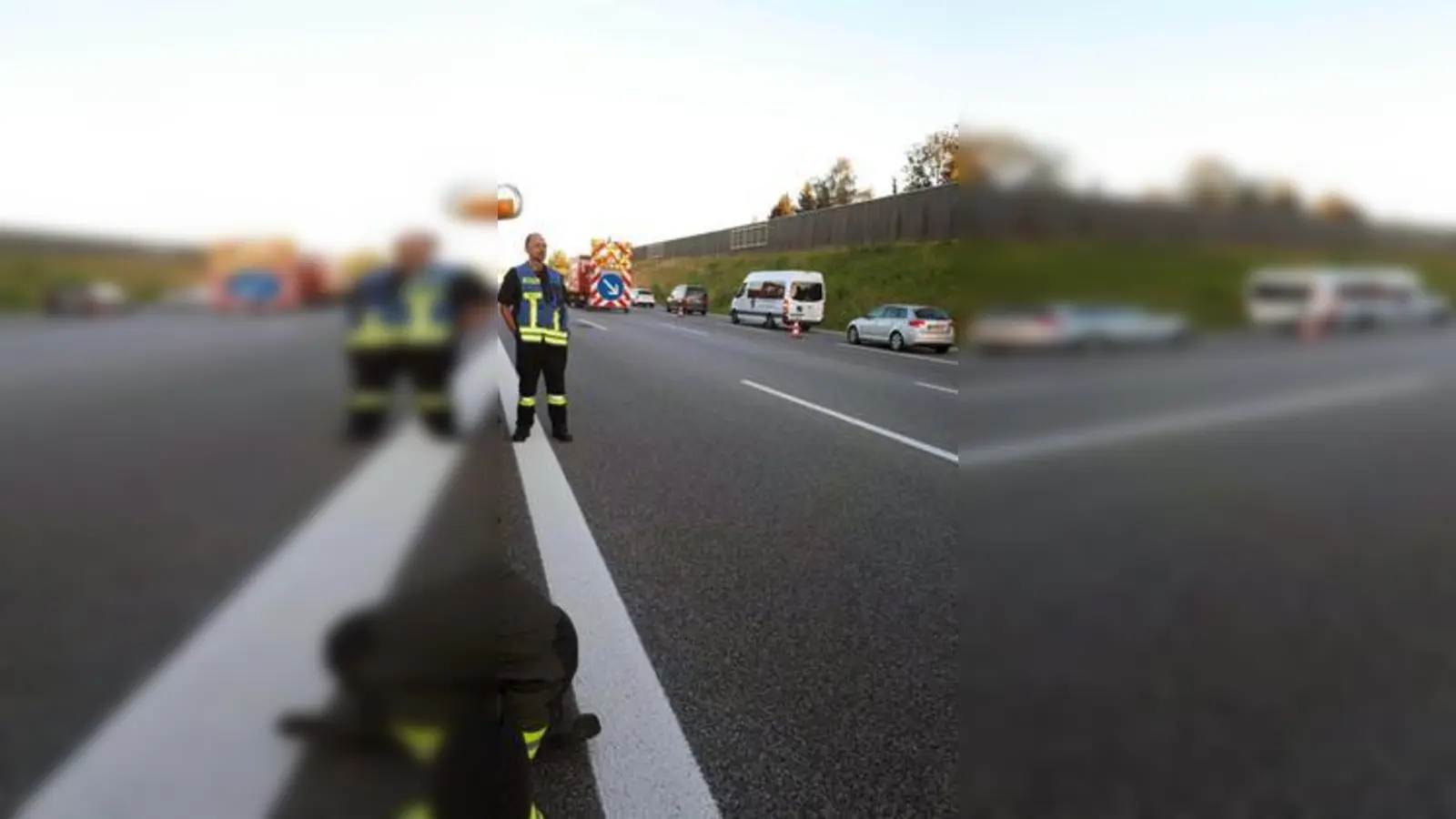 Stundenlang komplett gesperrt  war am Montagabend die A 8 in Richtung München. Bei zwei Unfällen wurden sechs Personen verletzt.	Foto: Feuerwehr Adelzhausen (Foto: Feuerwehr Adelzhausen)