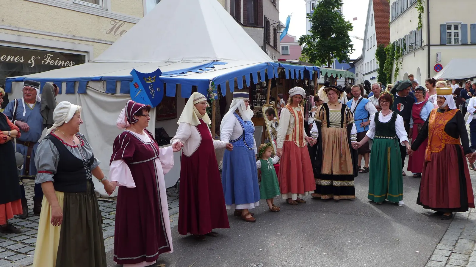 In den Straßen und auf Bühnen tanzen die Graculi Exsultanti der „Freunde des Mittelalters”. Zwölf Frauen und Männer stark ist die Gruppe, für die Markttage in Aichach haben sie sich mit vier Trommlern verstärkt. (Foto: Franz Achter)
