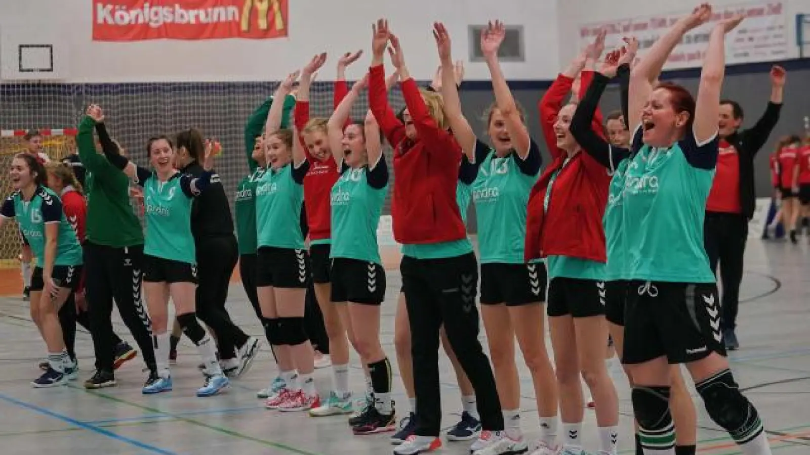 Mit La Ola   feierten die Aichacher Handballerinnen gemeinsam mit ihren zahlreichen Fans den 22:20-Auswärtssieg im Spitzenspiel bei Haunstetten 3.	Fotos: Siegfried Kerpf (Fotos: Siegfried Kerpf)