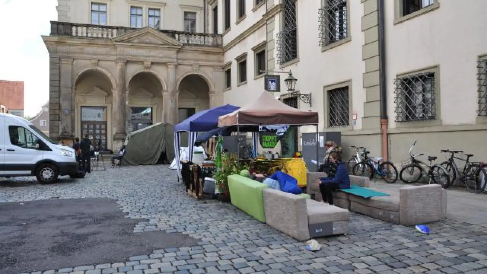 Das Klimacamp   neben dem Rathaus ist auch weiterhin eine geschützte Versammlung. Das hat nun das Augsburger Verwaltungsgericht entschieden.	Foto: Laura Türk (Foto: Laura Türk)