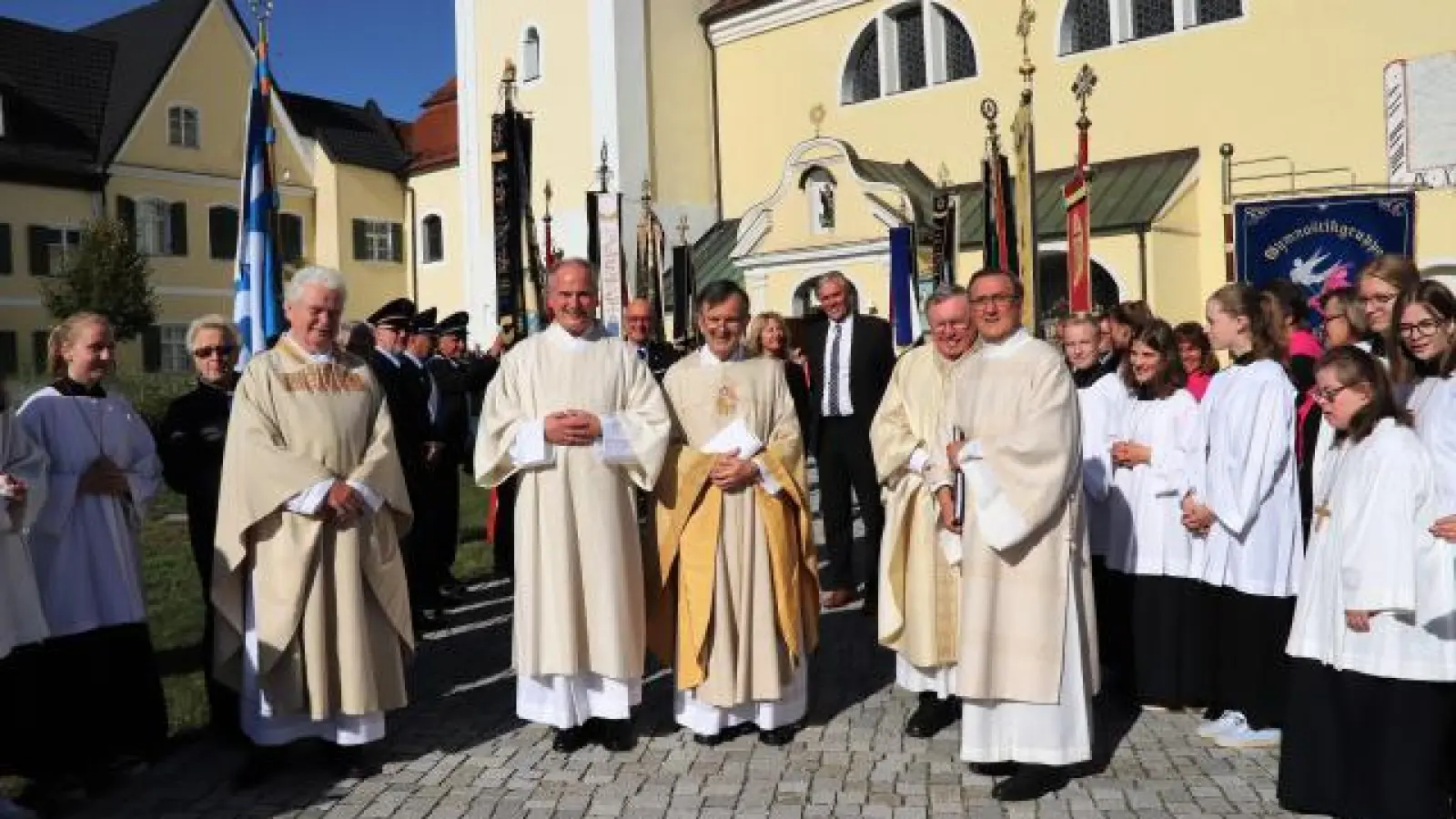 Mehrere Geistliche begleiteten   die Einführung von Michael Gastl (vorne Zweiter von links) als Diakon.
