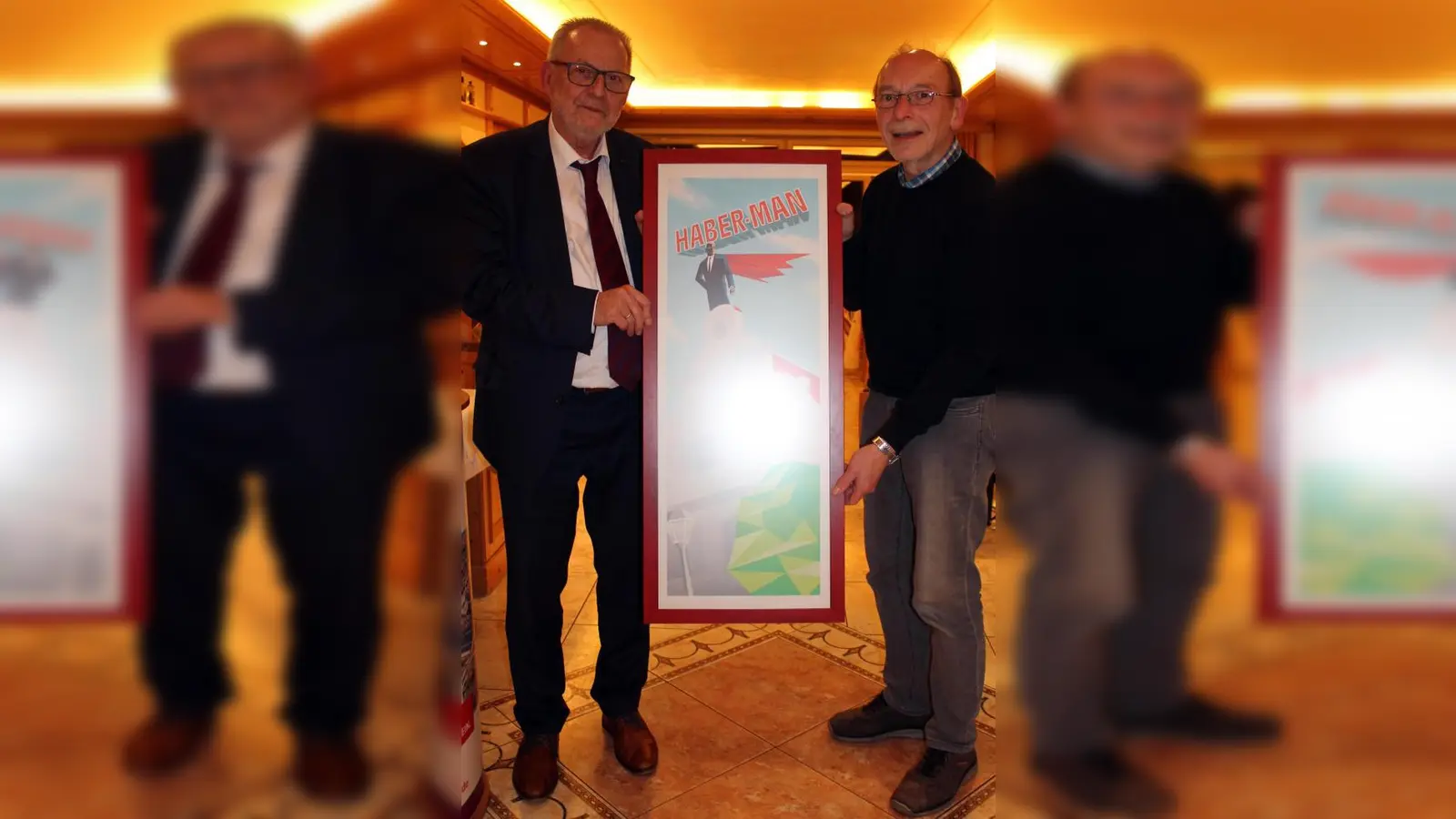 Andere haben Superman  , die Aichacher SPD „Haber-man”? Ortsvorsitzender Walter Jöckel (rechts) überreichte Klaus Habermann nach der einstimmigen Nominierung ein von Daniel Hauke gestaltetes Plakat - ganz glücklich scheint der Bürgermeister damit nicht zu sein. 	Foto: beh (Foto: beh)